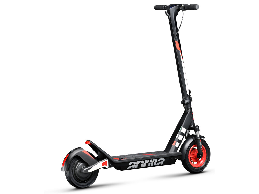 Czarno-czerwona hulajnoga elektryczna z widocznym logo \'aprilia\' na podeście. Posiada czerwone koła i amortyzację, a na kierownicy widoczne są elementy sterujące.