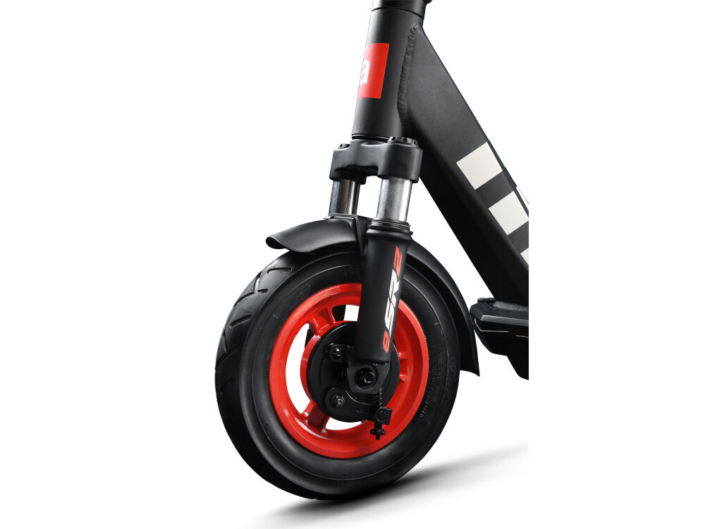 Zbliżenie na przednie koło czarno-czerwonej hulajnogi elektrycznej z amortyzacją. Na widelcu widoczny jest napis \'eSR2\'.