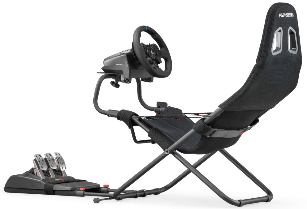 Czarny kokpit do symulacji wyścigów z siedziskiem, kierownicą i pedałami. Na oparciu widoczne jest logo \'PLAYSEAT\'.