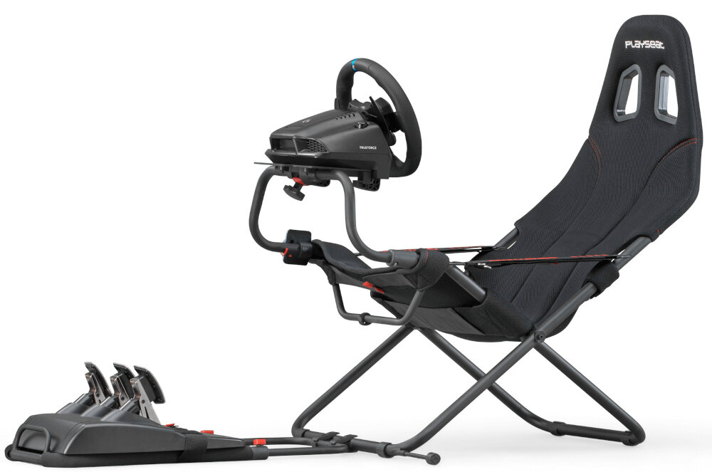 Czarny kokpit do symulacji wyścigów z napisem \'PLAYSEAT\' na zagłówku. Zestaw zawiera kierownicę, pedały i siedzisko na metalowej ramie.