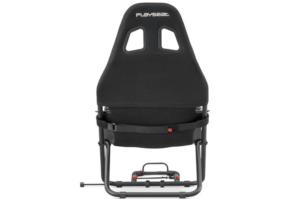 Czarny fotel gamingowy z napisem \'playseat\' na oparciu. Konstrukcja metalowa z elementami regulacyjnymi i pasami.