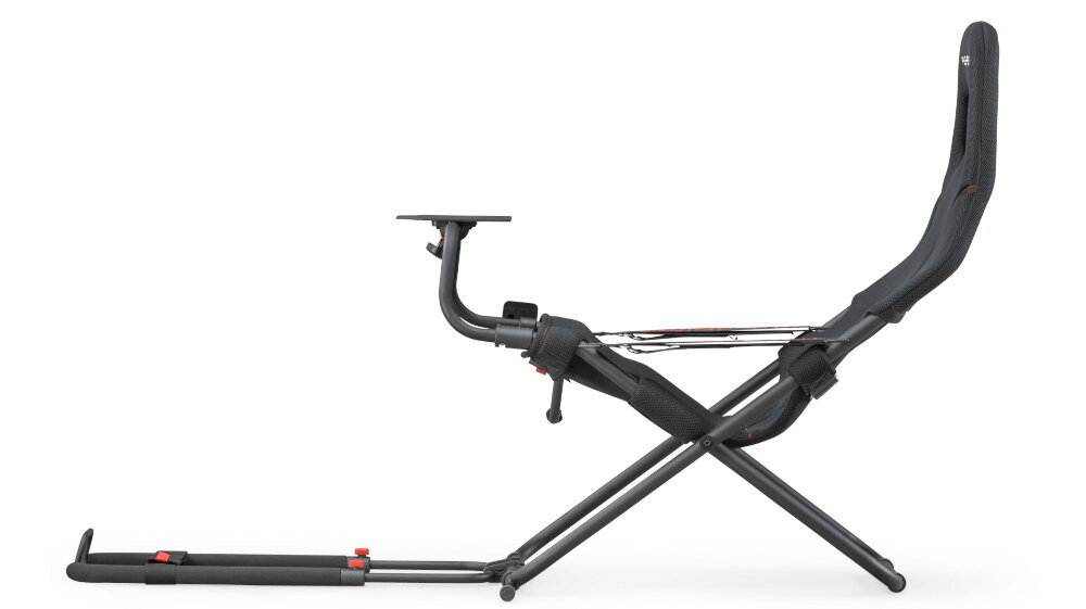 Czarny kokpit do symulacji wyścigów z metalową ramą i siedziskiem z materiału. Konstrukcja ma regulowane elementy i miejsce na kierownicę oraz pedały.