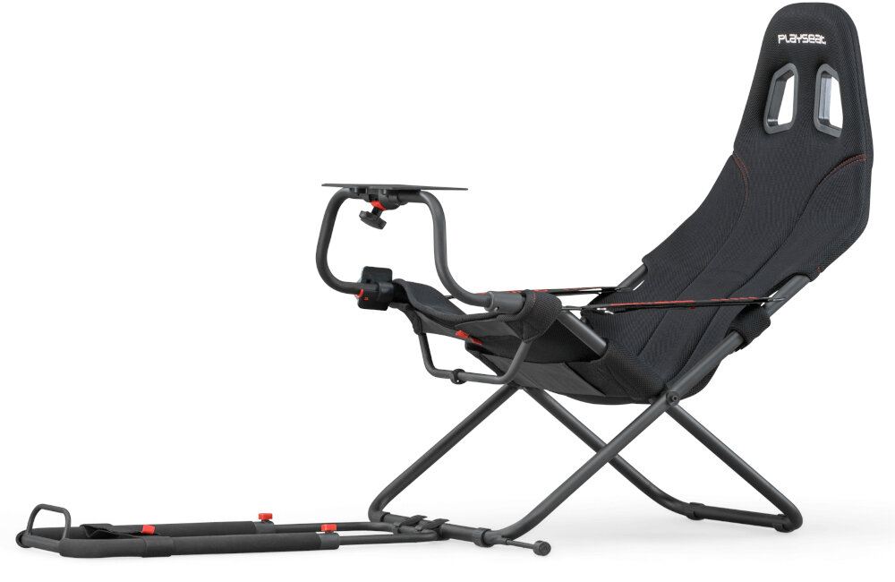 Czarny fotel gamingowy z metalową ramą i miejscem na kierownicę oraz pedały. Na oparciu widoczne jest logo \'PLAYSEAT\'.