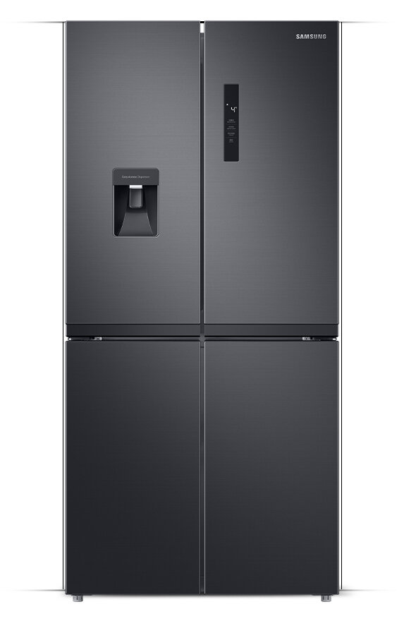 Lodówka w kolorze grafitowej stali z czterema drzwiami, wyposażona w podajnik wody i panel sterowania. Na górnych drzwiach widoczne jest logo \'SAMSUNG\'.