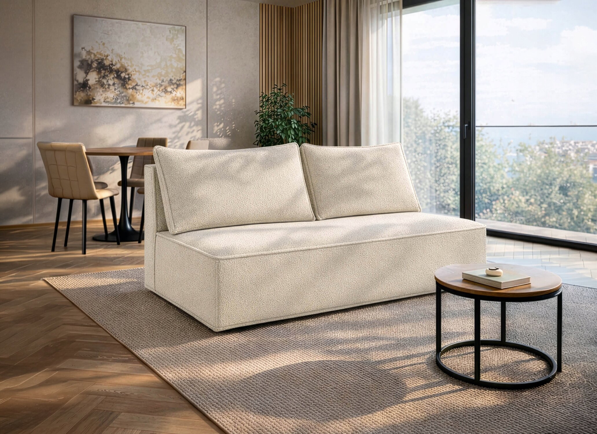 Kremowa sofa rozkładana stoi na dywanie w nowoczesnym salonie z dużymi oknami. W tle znajduje się stół z krzesłami oraz obraz na ścianie.