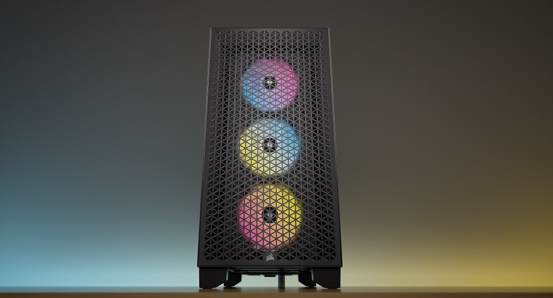 Obudowa komputerowa z trzema wentylatorami RGB widocznymi przez perforowany panel przedni. Logo producenta znajduje się na dole obudowy.