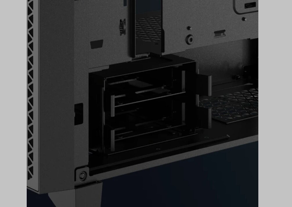 Obraz przedstawia wnętrze obudowy komputerowej z widocznymi miejscami na dyski twarde. Obudowa jest w kolorze czarnym z elementami wentylacyjnymi.