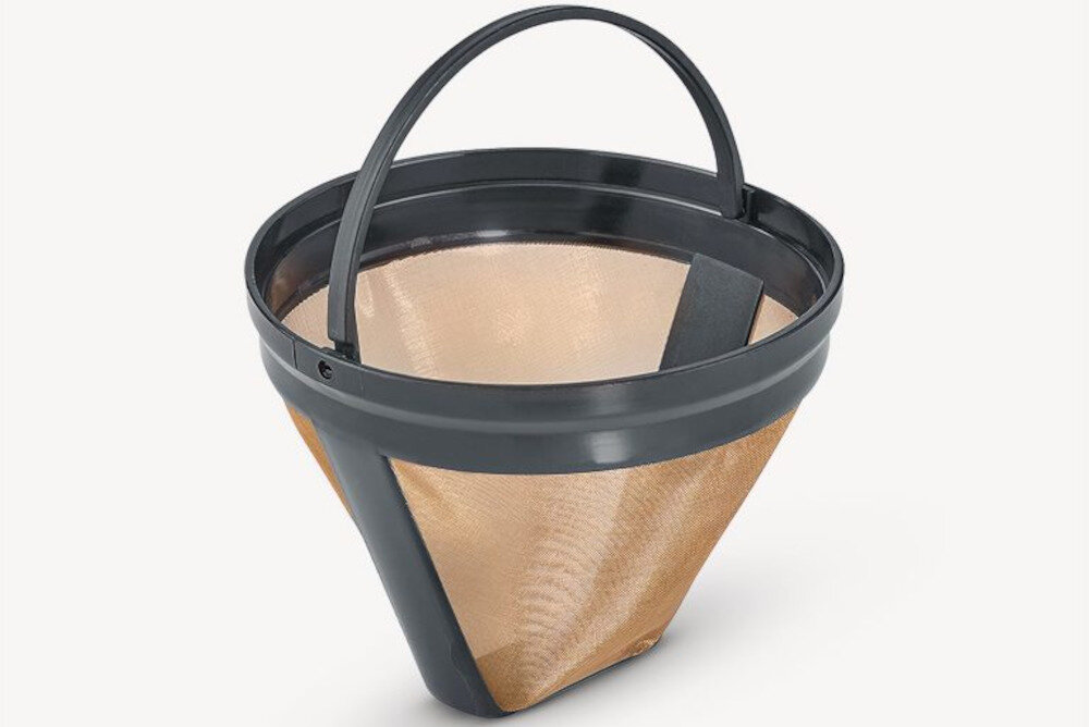 Na obrazie widoczny jest stożkowy filtr do kawy z czarną ramką i uchwytem. Filtr ma półprzezroczystą, złotawą siatkę.