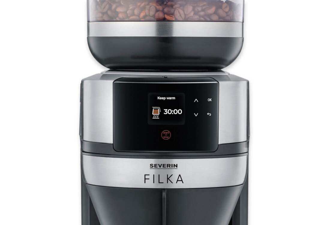 Ekspres do kawy z wyświetlaczem pokazującym napis \'Keep warm\' i czas \'30:00\'. Na obudowie widoczne są napisy \'SEVERIN\' i \'FILKA\'.