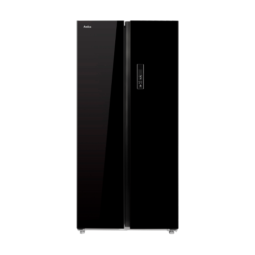 Czarna lodówka dwudrzwiowa z panelem dotykowym na jednym z drzwi. Na górze widoczne jest logo \'Amica\'.