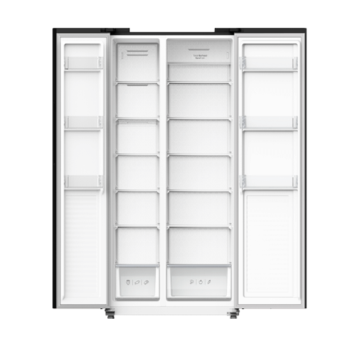 Otwarta lodówka z dwoma drzwiami, wewnątrz widoczne półki i szuflady. Na górnej części widoczny napis \'No Frost\'.