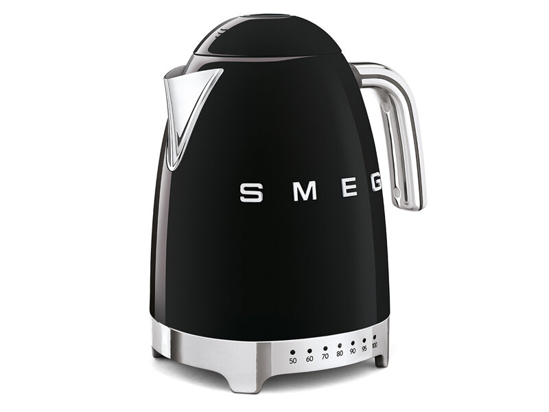 Czarny czajnik elektryczny z metalicznymi elementami i napisem \'SMEG\' na przodzie. Na podstawie widoczne są oznaczenia temperatury od 50 do 100 stopni.