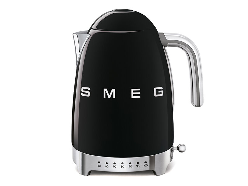 Czarny czajnik elektryczny z napisem \'SMEG\' na przodzie. Posiada srebrne elementy, takie jak uchwyt i podstawę z oznaczeniami temperatury od 50 do 100 stopni.