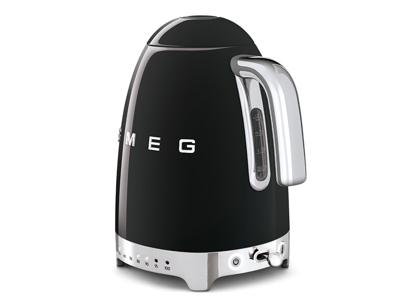 Czarny czajnik elektryczny z metalicznymi elementami i logo \'SMEG\' na przodzie. Posiada wskaźnik poziomu wody oraz pokrętło do regulacji temperatury.