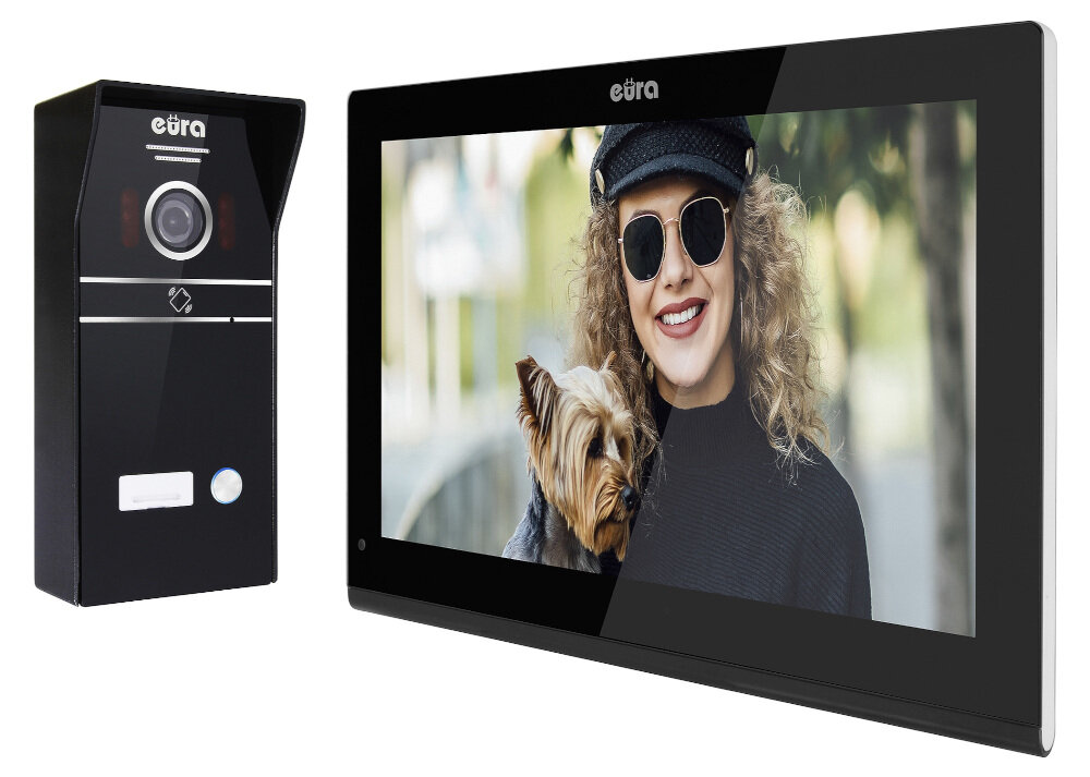 Na obrazie widoczny jest wideodomofon z logo \'eura\' oraz ekran wyświetlający uśmiechniętą osobę z psem. Urządzenie ma czarną obudowę i okrągły obiektyw kamery.