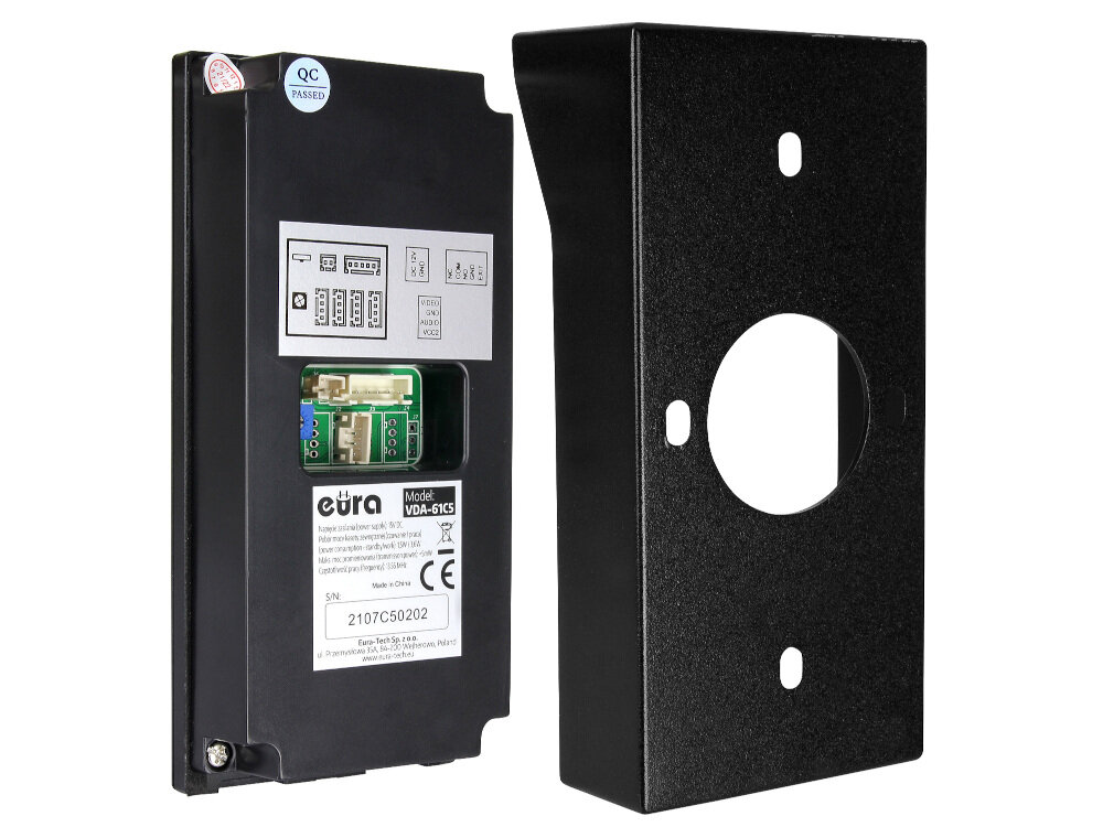 Obraz przedstawia tylną część urządzenia z widocznymi złączami i etykietą z napisem \'eura Model VDA-91C5\'. Obok znajduje się czarna metalowa obudowa z otworem na środku.