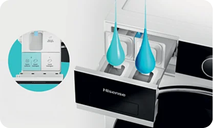 Obraz przedstawia pralkę z otwartą szufladą na detergenty, z widocznymi dwoma niebieskimi kroplami. Na szufladzie widnieje logo \'Hisense\'.