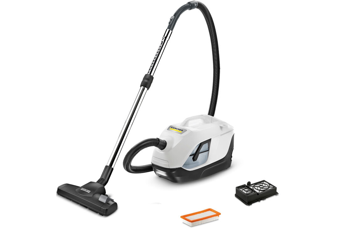 Odkurzacz w kolorze białym z czarnymi elementami, z widocznym logo \'KARCHER\'. Obok znajdują się dwa filtry wymienne.