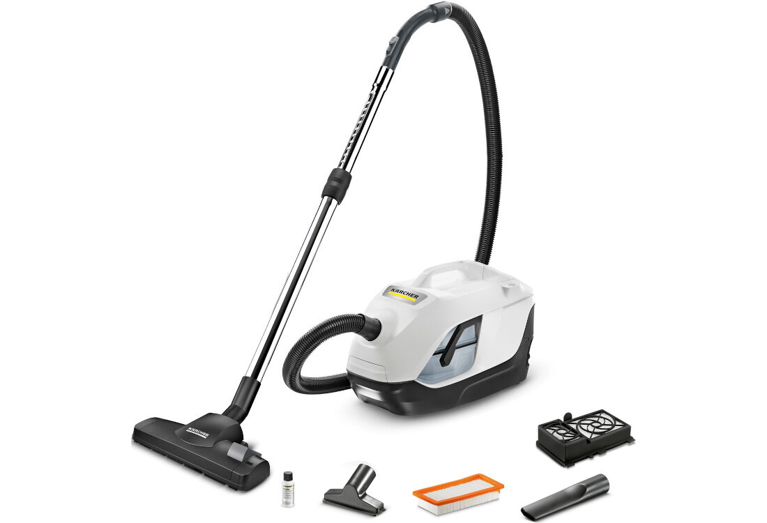 Odkurzacz z białą obudową i czarną rurą, z widocznym logo \'KARCHER\'. Obok znajdują się akcesoria: szczotki, filtr i mała butelka płynu.