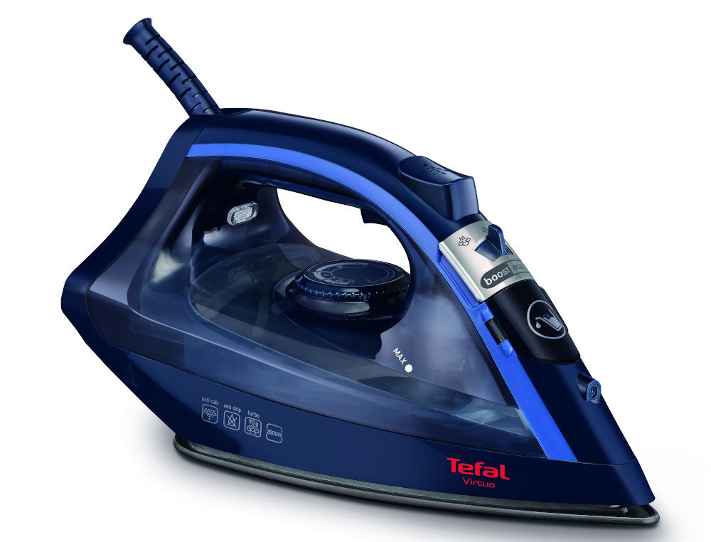 Na obrazie widoczne jest niebieskie żelazko z przezroczystym zbiornikiem na wodę i napisem \'Tefal Virtuo\'. Na uchwycie znajduje się przycisk z napisem \'boost\' oraz wskaźnik poziomu wody z oznaczeniem \'MAX\'.