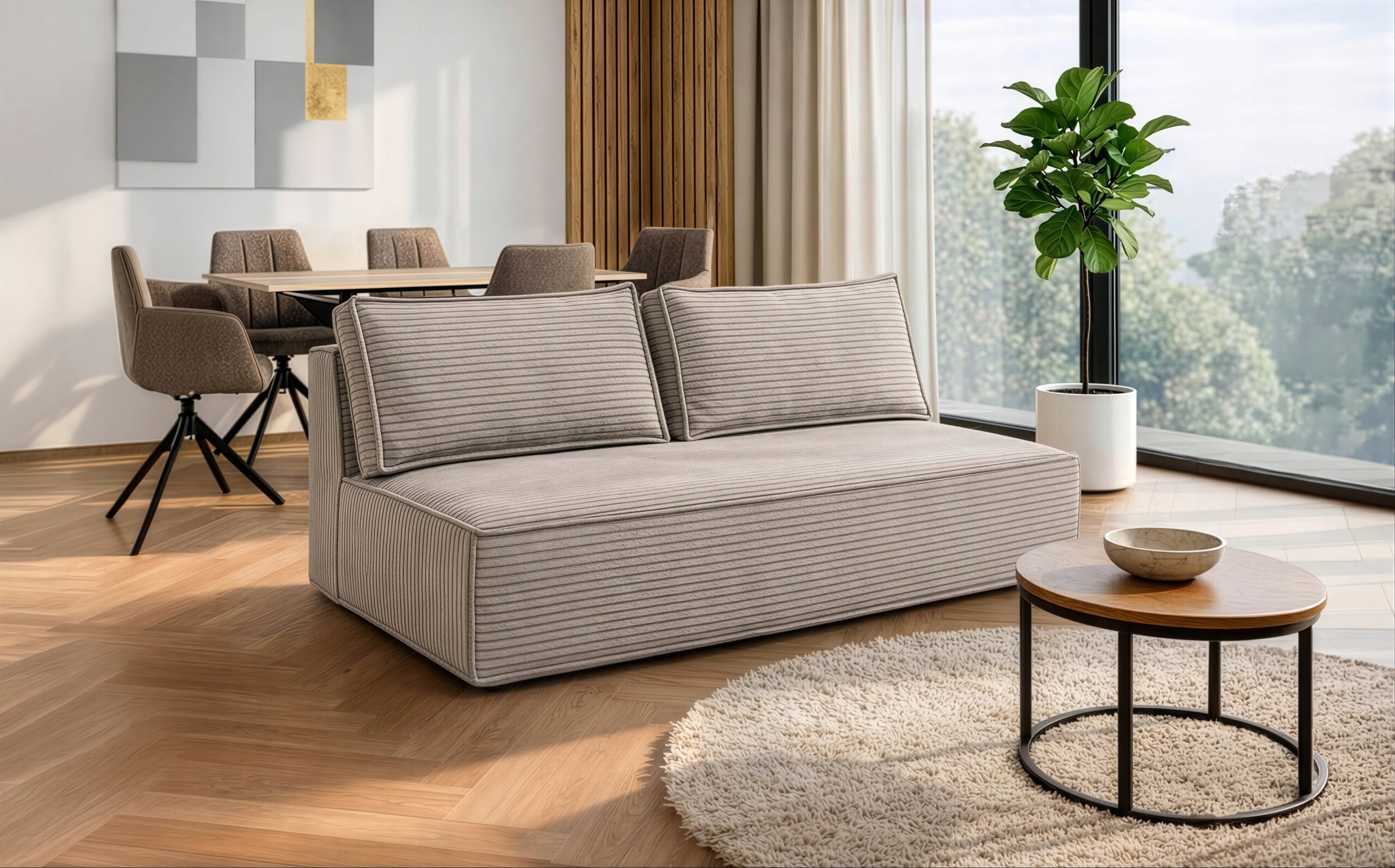 Beżowa sofa rozkładana z funkcją spania znajduje się w nowoczesnym salonie z dużym oknem. W tle widoczny jest stół z krzesłami oraz roślina w doniczce.