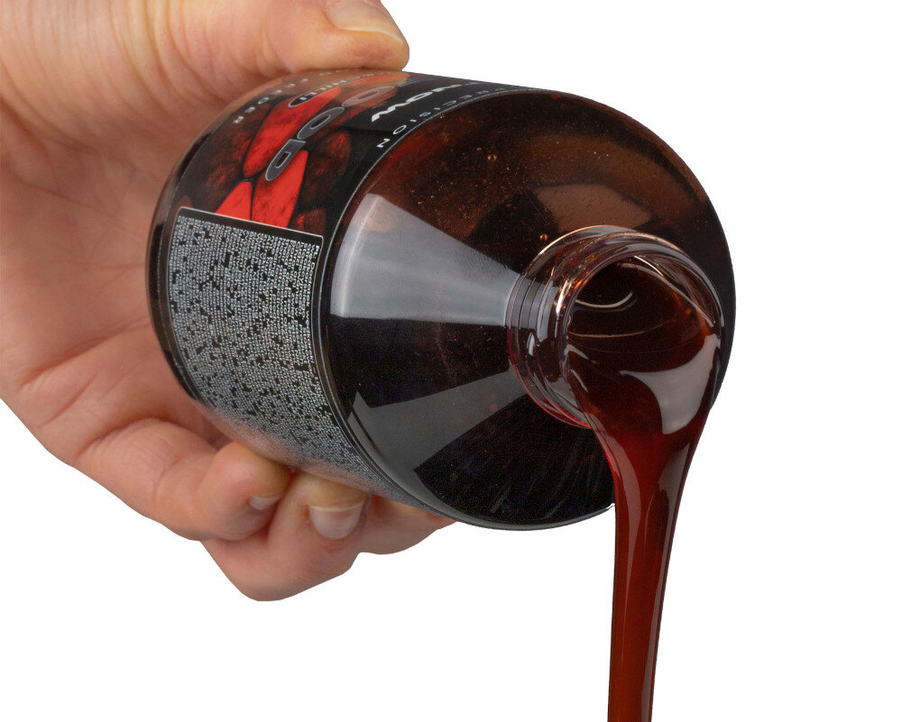 Liquid BAITNOW Food Bloodworm & Chili (250 ml) na białym tle widoczna dłoń trzymająca butelkę z wylewającym się liquidem 250ml pokarm białkowy płynny larwy ochotki syrop chili karp leszcz lin karaś ryby spokojnego żeru 