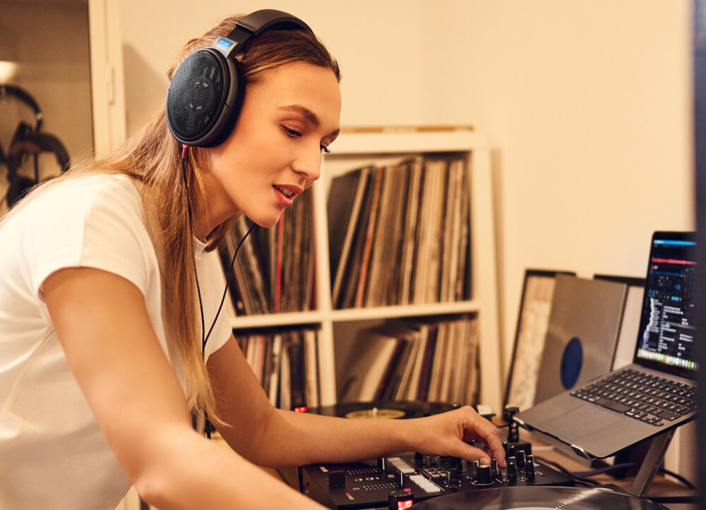 Słuchawki nauszne SENNHEISER HD 600 design komfort lekkość dźwięk jakość wrażenia słuchowe ergonomia lekkość sport aktywność podróże czas pracy działanie akumulator