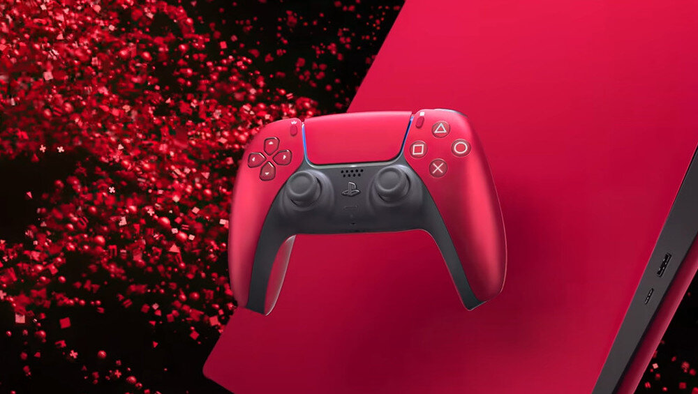 Na obrazie widoczny jest czerwony kontroler do gier z charakterystycznymi przyciskami w kształcie symboli. W tle znajdują się czerwone elementy graficzne na czarnym tle.