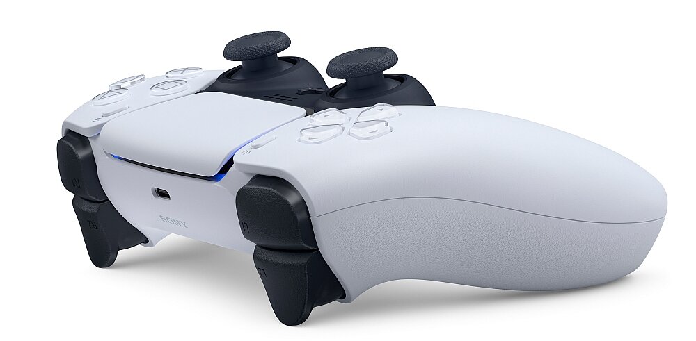 Na zdjęciu widoczny jest biały kontroler do gier z czarnymi elementami. Na kontrolerze znajduje się logo \'SONY\'.