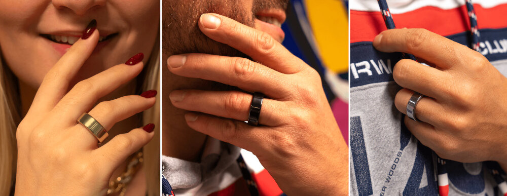 Trzy osoby prezentują różne pierścienie na dłoniach, w tym czarny pierścień na środkowym zdjęciu. Każda osoba ma dłoń przy twarzy, a tło jest rozmyte.