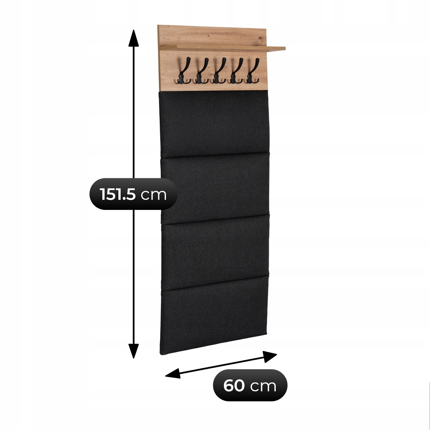 Na obrazie widoczny jest tapicerowany panel ścienny z pięcioma czarnymi haczykami i półką na górze. Wymiary panelu to 151,5 cm wysokości i 60 cm szerokości.