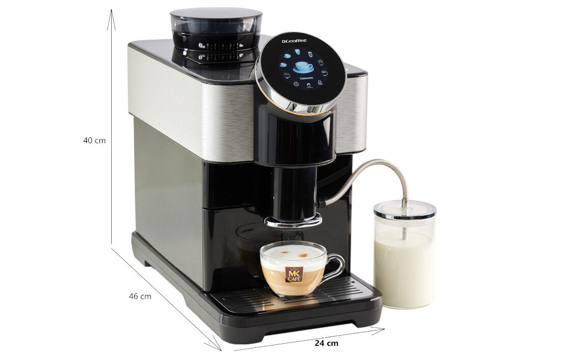 Czarny ekspres do kawy z wyświetlaczem dotykowym i logo \'DR.COFFEE\' na górze. Obok ekspresu znajduje się filiżanka z kawą z logo \'MK Cafe\' oraz pojemnik na mleko.