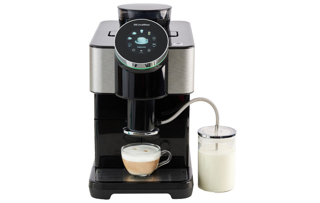 Czarny ekspres do kawy z wyświetlaczem dotykowym i logo \'Dr.Coffee\' na górze. Obok ekspresu znajduje się pojemnik z mlekiem połączony rurką, a na podstawce stoi filiżanka z kawą.