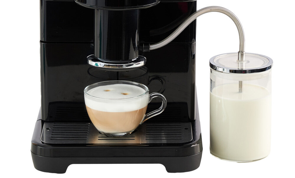 Czarny ekspres do kawy z filiżanką cappuccino na podstawce oraz pojemnikiem na mleko z metalową rurką.