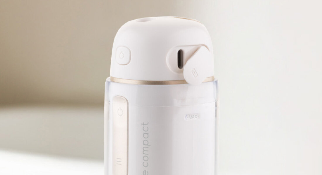 Irygator ETA Aqua Care Compact ETA570890000 Biały zdjęcie lifestyle zbiornik woda pojemność  port USB-C woreczek ochronny 