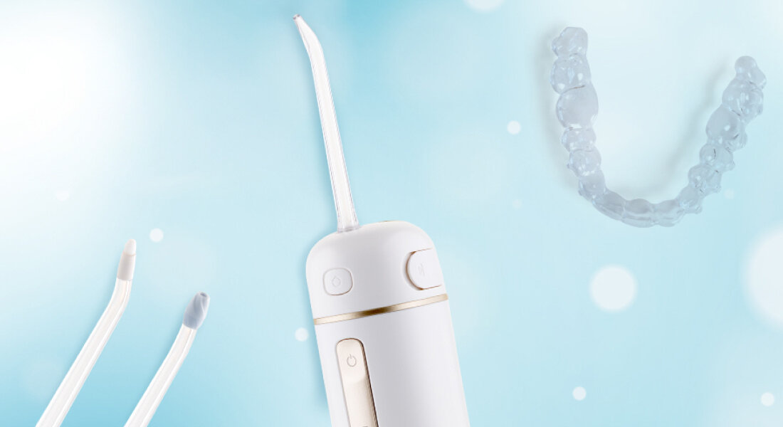 Irygator ETA Aqua Care Compact ETA570890000 Biały zdjęcie lifestyle Bezpieczeństwo i wygoda Wodoodporność IPX7 funkcja automatycznego wyłączenia