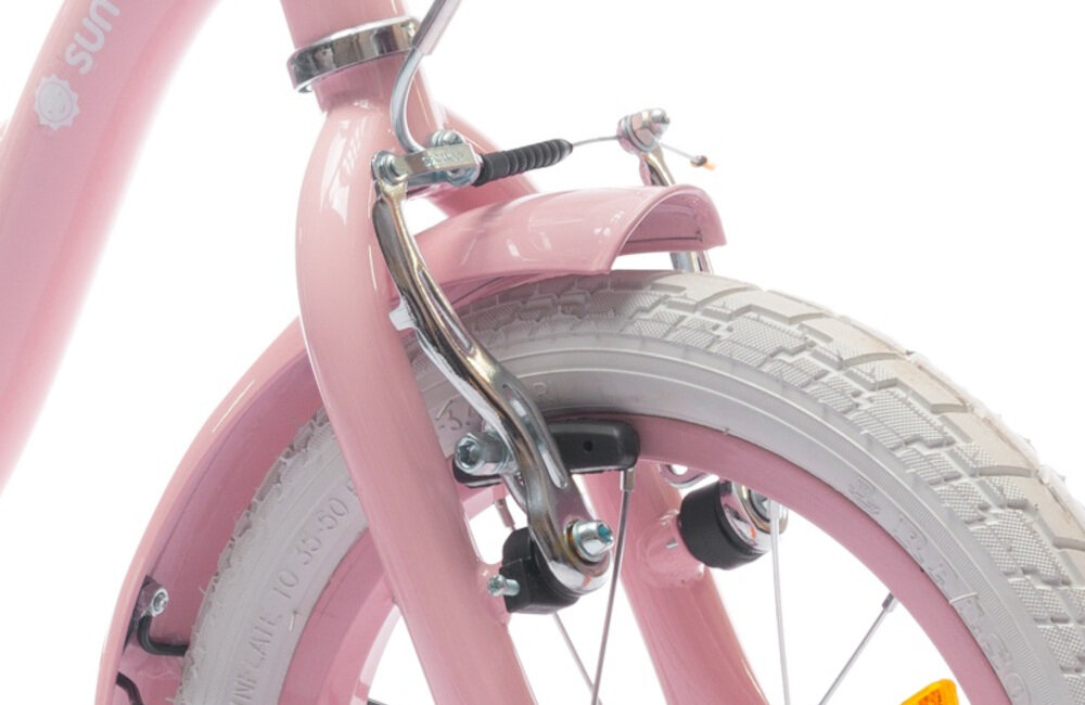 Zbliżenie na przednie koło różowego roweru dziecięcego z białą oponą i metalowym hamulcem. Na ramie widoczne jest logo \'sun baby\'.
