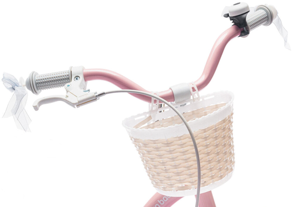 Różowy rower dziecięcy z wiklinowym koszykiem na kierownicy. Kierownica posiada szare uchwyty i ozdobne wstążki.