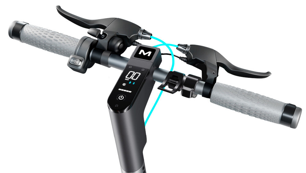 Kierownica hulajnogi elektrycznej z wyświetlaczem pokazującym prędkość i poziom naładowania baterii. Na wyświetlaczu widoczne jest logo \'M\'.