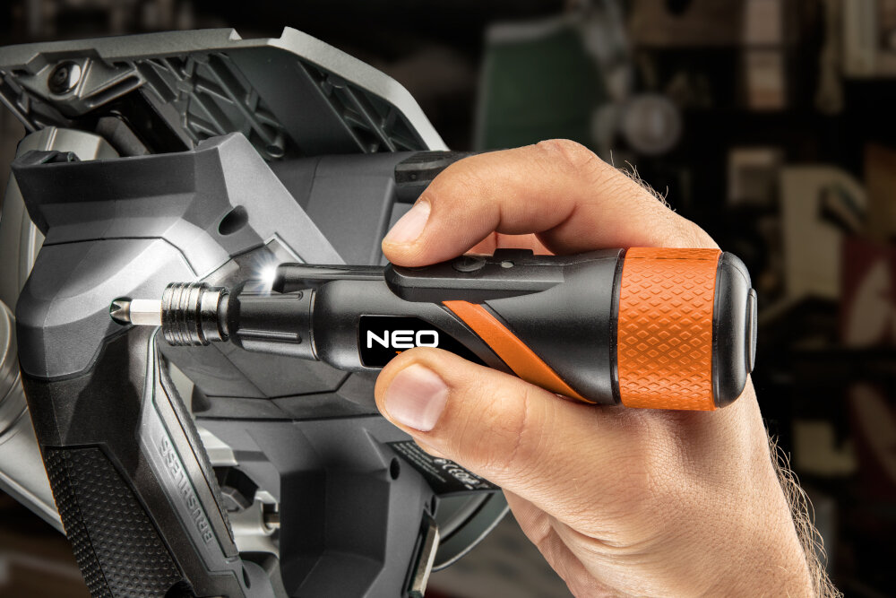 Wkrętak akumulatorowy NEO 04-200 3.6V 1.3Ah warsztat osoba używa wkrętaka mały praktyczny precyzyjne wykonanie pracy