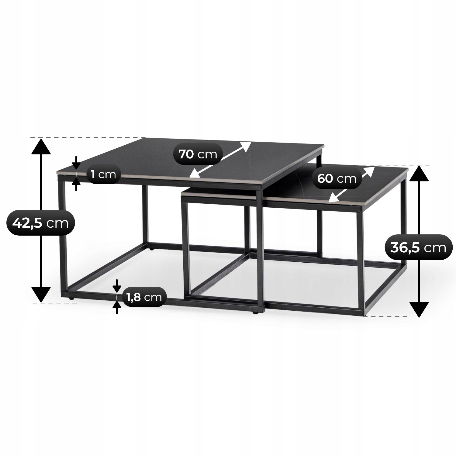 Na obrazie widoczny jest zestaw dwóch kwadratowych stolików kawowych w kolorze czarnego marmuru. Wymiary większego stolika to 70 cm szerokości, 42,5 cm wysokości i 1 cm grubości blatu, a mniejszego 60 cm szerokości, 36,5 cm wysokości i 1,8 cm grubości blatu.