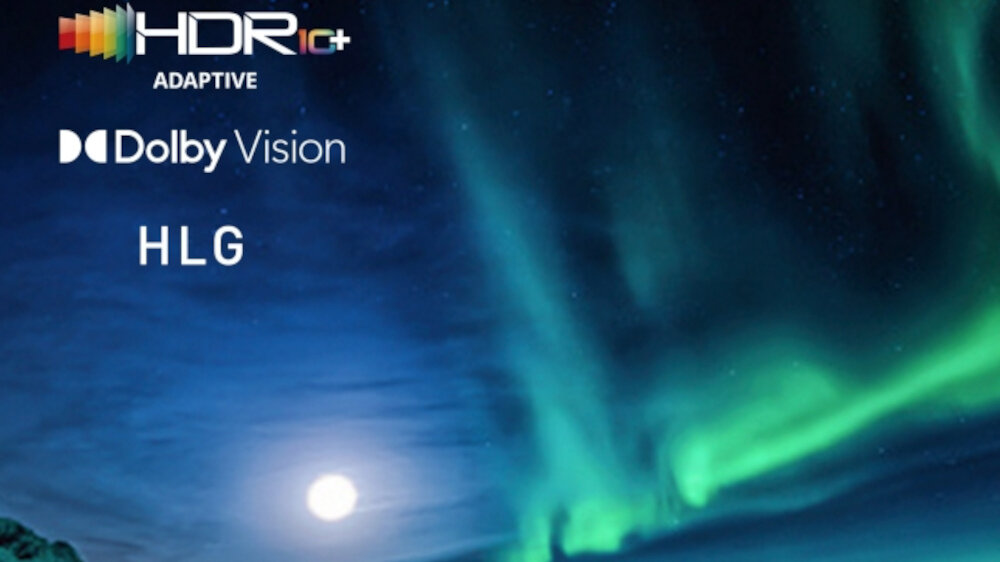 Obraz przedstawia nocne niebo z widoczną zorzę polarną i księżycem. Na obrazie znajdują się napisy: \'HDR 10+ ADAPTIVE\', \'Dolby Vision\', \'HLG\'.