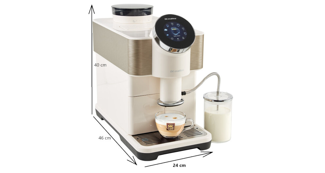 Biały ekspres do kawy z wyświetlaczem dotykowym i logo \'Dr.Coffee\' na górze. Obok ekspresu znajduje się szklany pojemnik z mlekiem, a na tacy stoi filiżanka z kawą z logo \'MK Cafe\'.
