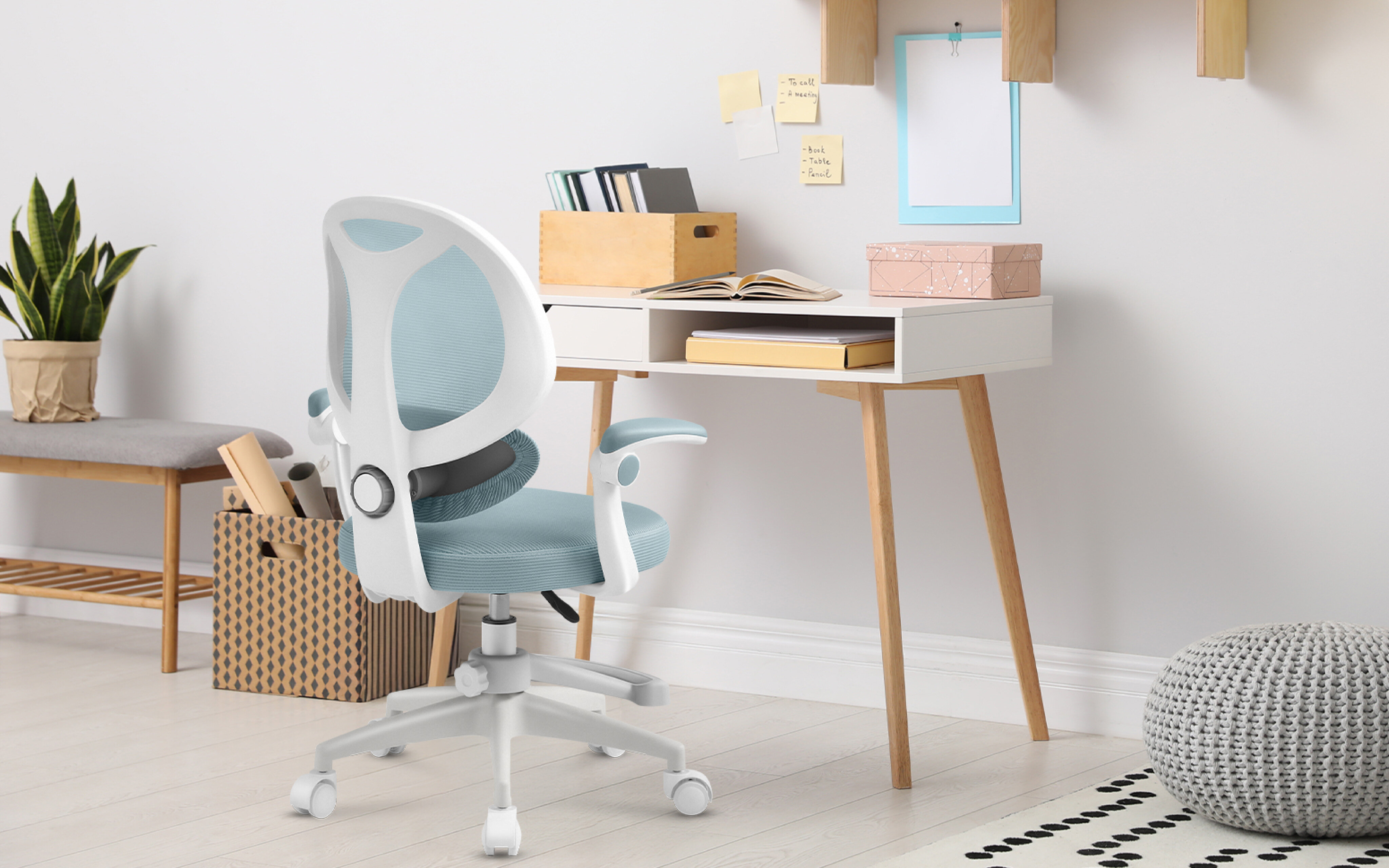 Fotel MARK ADLER Junior 4.5 Niebieski, wygoda, praca, dziecko, komfort, fotel stoi w pokoju dziennym przy biurku