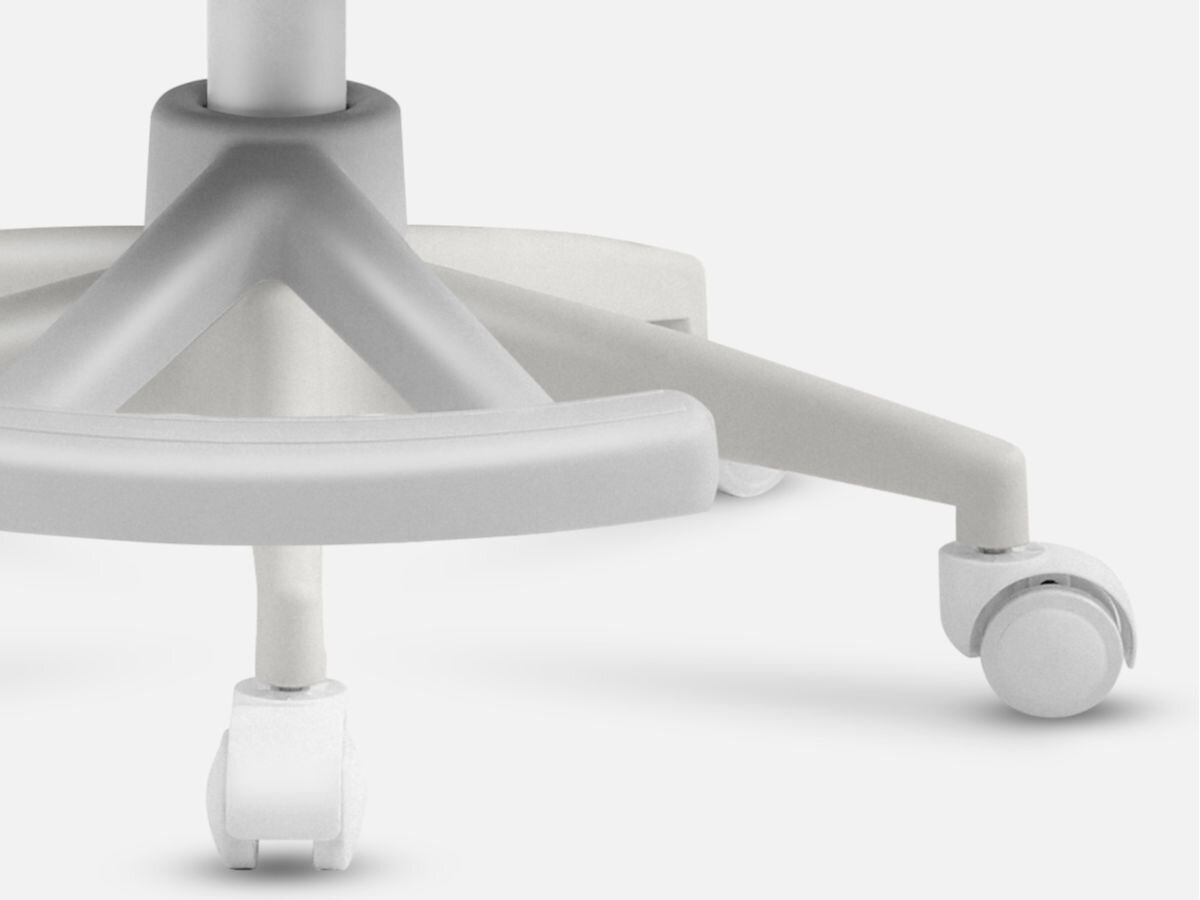 Fotel MARK ADLER Junior 4.5 Niebieski, kółka, grawitacyjne, siedzi, przesuwanie, blokada, na białym tle zbliżenie na 2 kółka fotela