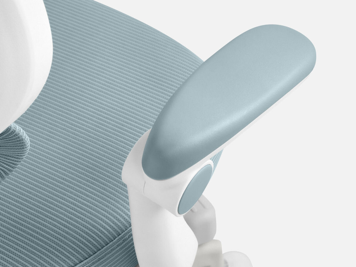 Fotel MARK ADLER Junior 4.5 Niebieski, komfort, unieść, wsuwanie, podłokietniki, na białym tle zbliżenie od góry na jeden z podłokietników