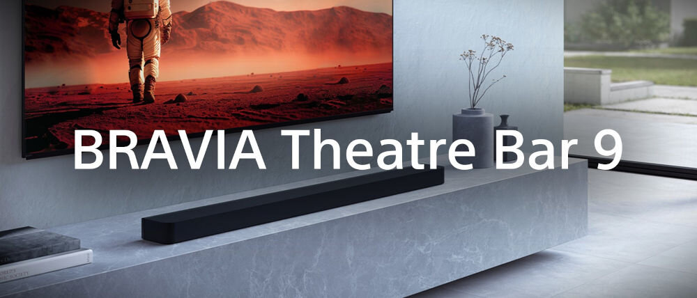 Na obrazie widać czarny soundbar umieszczony na marmurowej półce przed telewizorem, na którym wyświetlany jest obraz astronauty na czerwonej planecie. Na środku obrazu znajduje się tekst: \'BRAVIA Theatre Bar 9\'.
