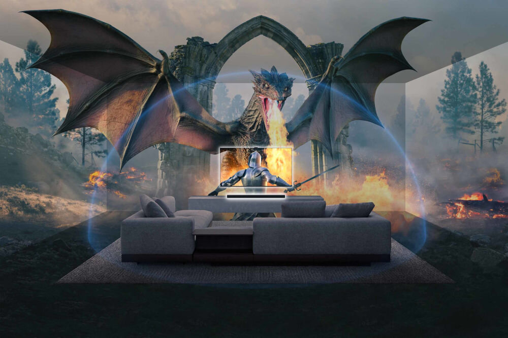 W salonie znajduje się duży telewizor z obrazem rycerza, a za nim widoczny jest smok ziejący ogniem. W tle widać zniszczone ruiny i płonący las.