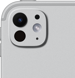 Zbliżenie na tylną kamerę tabletu z trzema obiektywami i lampą błyskową na srebrnej obudowie.