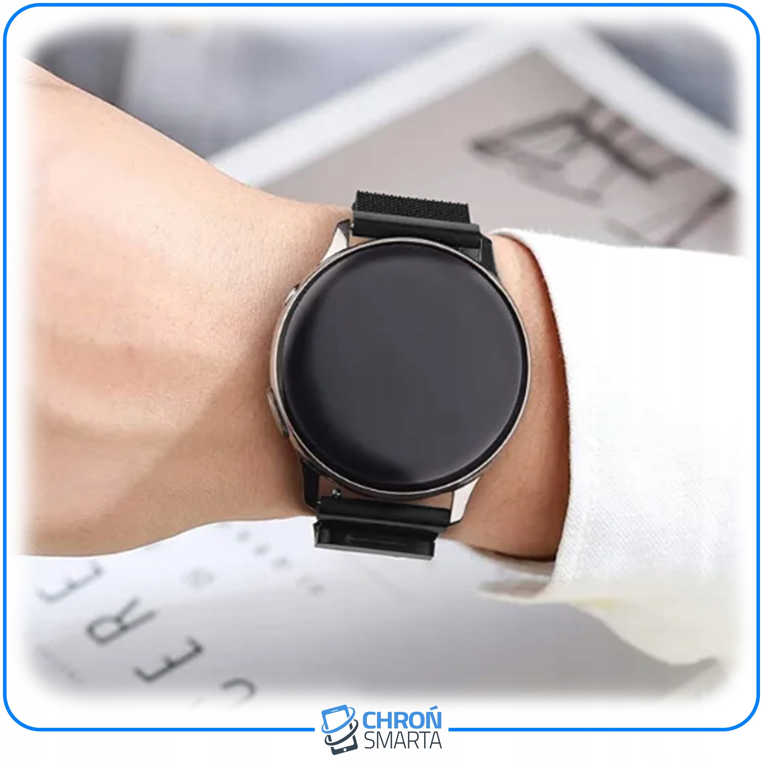 Osoba nosi smartwatch z czarnym, okrągłym ekranem i czarnym paskiem. Na dole widoczne jest logo \'CHROŃ SMARTA\'.
